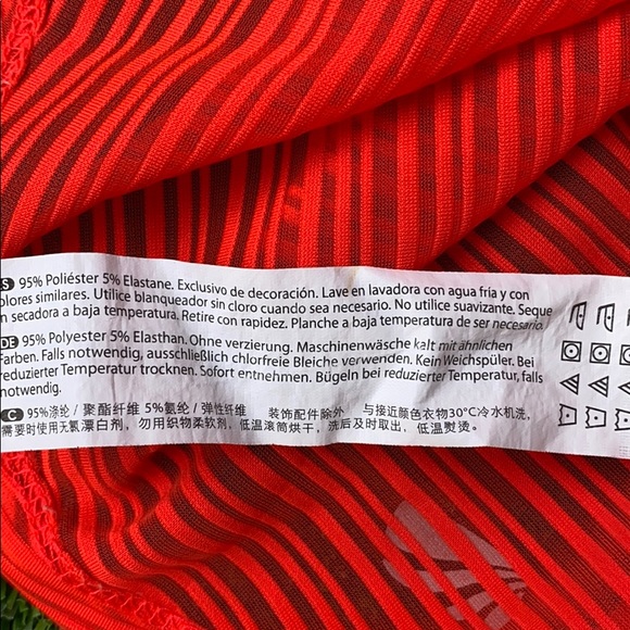 Strappy open slits in back v neck tank top - Picture 12 of 13